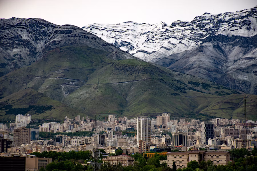 محله نیاوران در دامنه البرز